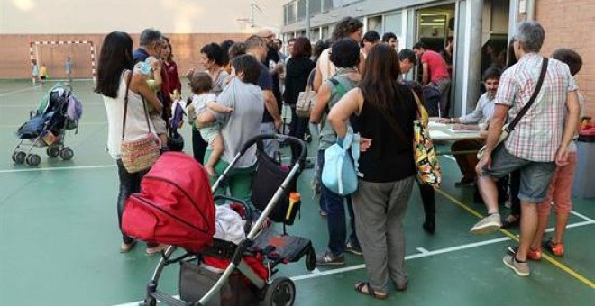 Reunión de padres de alumnos en la Escola Diputació de Barcelona, para organizar la 'Festa de la tardor' (Fiesta del otoño), con el fin de evitar la entrada y precinto policial al ser un colegio electoral para el referéndum del 1-O. EFE/Toni Albir