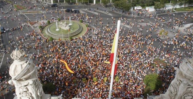 Vista aérea de la plaza de Cibeles con las personas que esta mañana se han concentrado contra el referéndum en Catalunya. /EFE