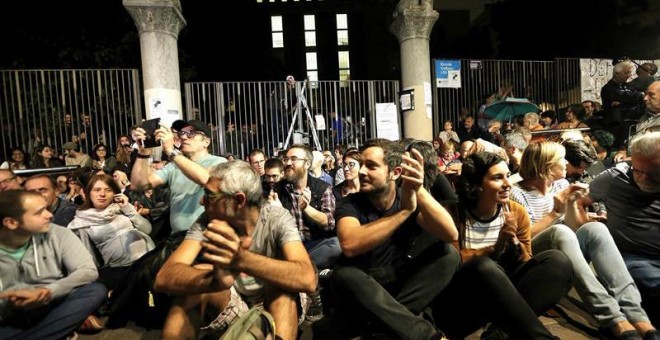 La afluencia de personas dispuestas a participar en el referéndum convocado para hoy por el Govern ha comenzado a crecer a partir de las 5 de la mañana ante los colegios y locales de Cataluña designados como puntos de votación, en respuesta al llamamiento