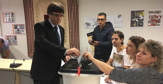 Carles Puigdemont, votando en Cornellà de Terri.