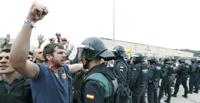 Incidentes en el exterior del Pabellón Deportivo municipal de Sant Julia de Ramis (Girona), en donde esta instalado un centro electoral en el que esta mañana tenía que votar el presidente de la Generalitat, Carles Puigdemont. EFE/Andreu Dalmau