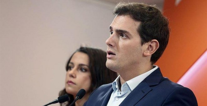 Fotografía facilitada por Ciudadanos de su presidente Albert Rivera durante la rueda de prensa ofrecida esta tarde en Barcelona para valorar la jornada del referéndum independentista ilegal del 1 de octubre en Cataluña. EFE