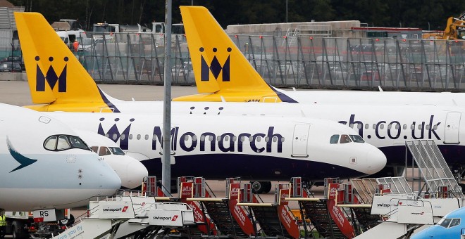 Aviones de la aerolínea británica Monarch, en las pistas del aeropuerto de Manchester. REUTERS/Andrew Yates