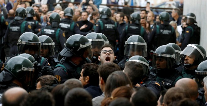 Agentes de la Guardia Civil tratan de cerrar el colegio electoral de Sant Julia de Ramis (Girona), donde tenía que havber votado el presiodent de la Generalitat, Carles Puigdemont. REUTERS / Juan Medina