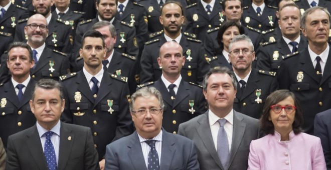 El Ministro del Interior, Juan Ignacio Zoido, con el delegado del Gobierno en Andalucía, Antonio Sanz, el alcalde de Sevilla, Juan Espadas, y la consejera de andaluza de Justicia e Interior, Rosa Aguilar, junto a otras autoridades y los condecorados en lo