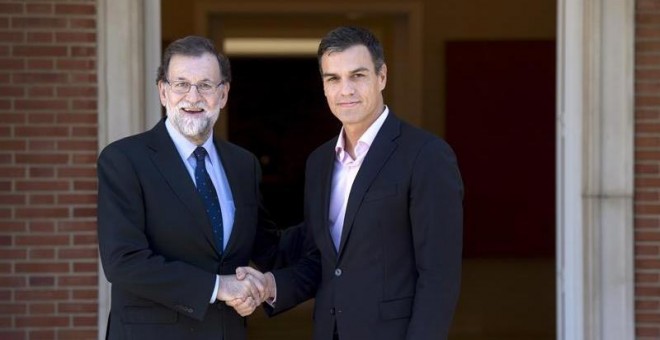 Rajoy y Sánchez se saludan en la escalinata de la Moncloa. | EFE