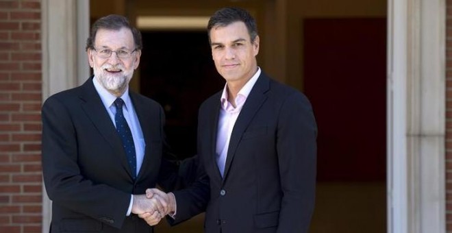 Rajoy y Sánchez se saludan en la escalinata de la Moncloa. | EFE