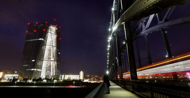 Vista nocturna del rascacielos iluminado de Fráncfort donde tiene su sede el BCE. REUTERS/Kai Pfaffenbach