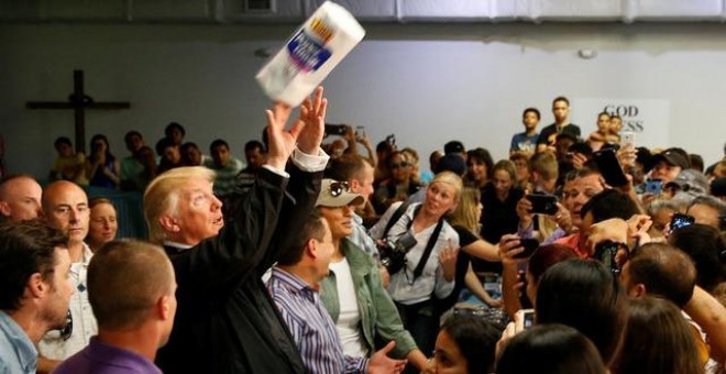 Donal Trump en uno de los centros de ayuda a las víctimas del huracán María en Puerto Rico, tirando rollos de papel a los damnificados / REUTERS