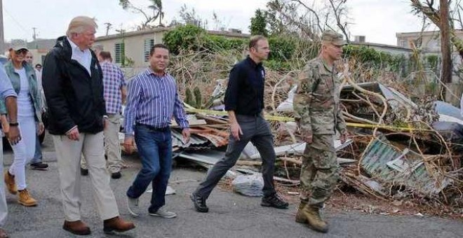 Trump en la visita a Puerto Rico por una de las zonas afectadas por el huracán María / REUTERS