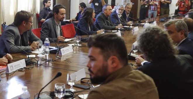 El secretario general de Podemos, Pablo Iglesias (2 izda), durante la reunión de una mesa de partidos con representantes de los grupos nacionalistas PDeCAT, ERC y PNV, celebrada esta mañana en el Congreso, para buscar vías de solución con Cataluña a la q
