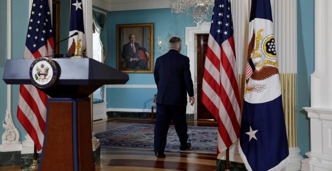 El secretario de Estado de EEUU, Rex Tillerson, tras la comparecencia en Washington para negar que tenga intención de dimitir. REUTERS/Yuri Gripas