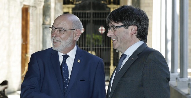 El presidente Carles Puigdemont con el fiscal general del Estado, José Manuel Maza, en un encuentro en el Palau de la Generalitat. EFE