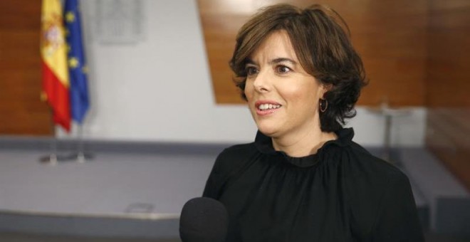 La vicepresidenta del Gobierno, Soraya Sáenz de Santamaría, hace unas declaraciones replicando al presidente de la Generalitat de Catalunya, Carles Puigdemont. /EFE