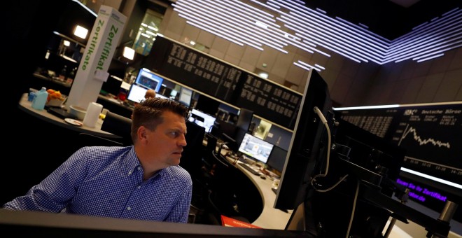 Un operador del mercado en la Bolsa de Fráncfort. REUTERS/Kai Pfaffenbach