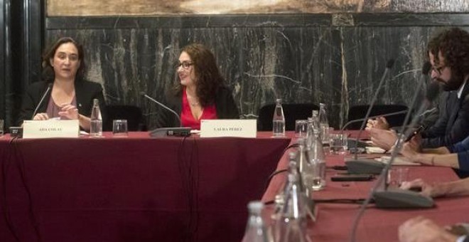 La alcaldesa de Barcelona, Ada Colau, durante la reunión que ha mantenido con los cónsules de los países de la Unión Europea,a los que ha convocado para 'reflexionar' sobre los hechos ocurridos el 1-O en Cataluña y 'los posibles escenarios que se abren a