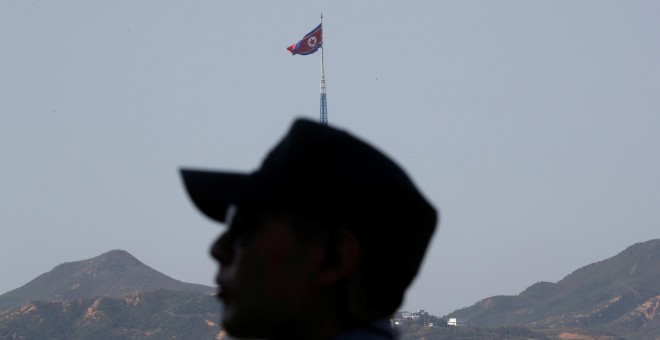 Un soldado de Corea del Sur hace guardia en la frontera con Corea del Norte./REUTERS