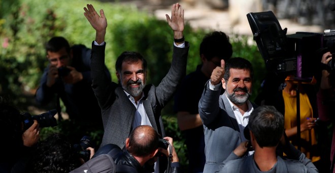 Los presidentes de Òmnium Cultural y de la ANC, Jordi Cuixart y Jordi Sánchez, a la salida de la Audiencia Nacional. REUTERS/Javier Barbancho