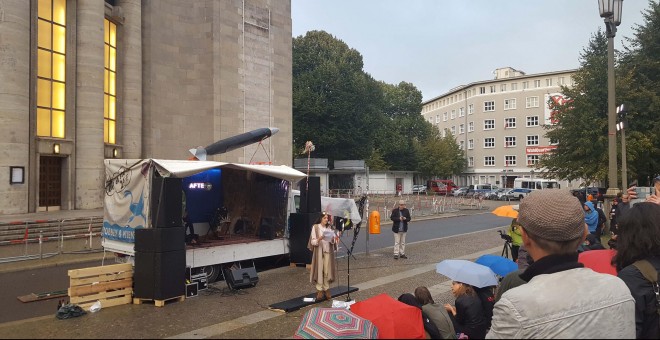 Acto de celebración de unos activistas en la puerta del teatro berlinés Volksbühne.