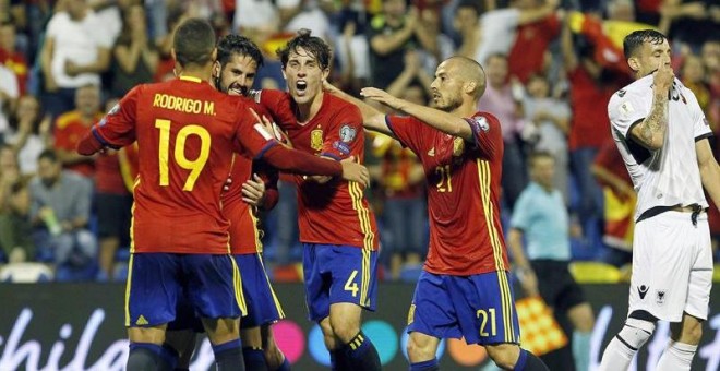 Isco celebra su gol con sus compañeros. EFE/Joaquín P. Reina