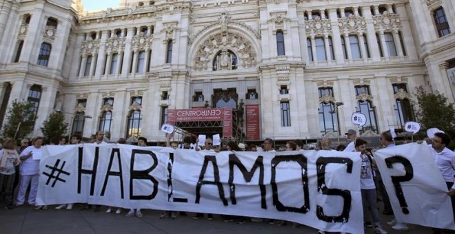 Vista de los participantes en la manifestación convocada por la plataforma 'Hablamos?' en la Plaza de La Cibeles de Madrid para decir que España es un país mejor que sus gobernantes y hacer un llamamiento al diálogo y el entendimiento como bases para cons