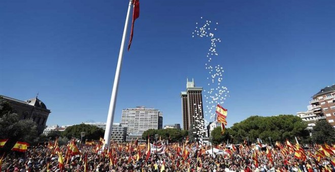 Vista general de la concentración convocada por la Fundación para la Defensa de la Nación Española (Denaes), hoy en la Plaza de Colón. | JAVIER LIZÓN (EFE)