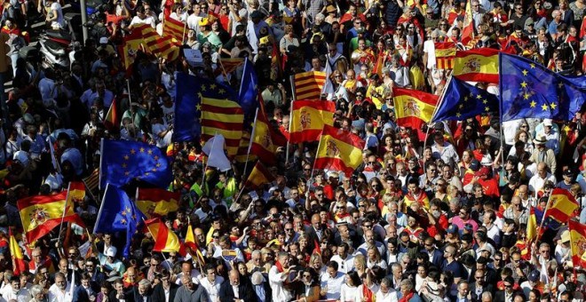 Vista de cabecera de la manifestación convocada por Societat Civil Catalana hoy en Barcelona en defensa de la unidad de España bajo el lema '¡Basta! Recuperemos la sensatez' y en la que se han participado miles de personas. EFE/Alberto Estévez