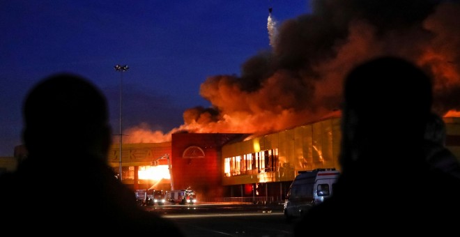 Gente observa el fuego desatado en un centro comercial en Moscú. /REUTERS