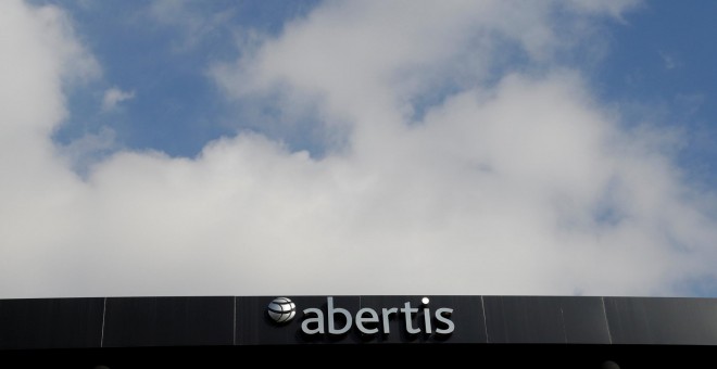 Cartel distintivo de la empresa Abertis en su oficina de Barcelona. / Reuters