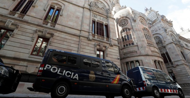 Vehículos de la Policia Nacional y de los Mossos D'esquadra, delante del edificio del Tribunal Superior de Justicia de Catalunya. REUTERS/Gonzalo Fuentes