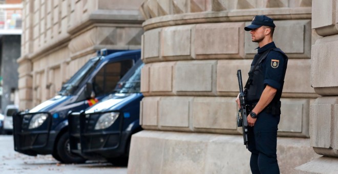 Un agente de la Policía Nacional hace guardia en el exerior del edificio del Tribunal Superior de Justicia de Catalunya (TSJC), en Barcelona. REUTERS/Gonzalo Fuentes