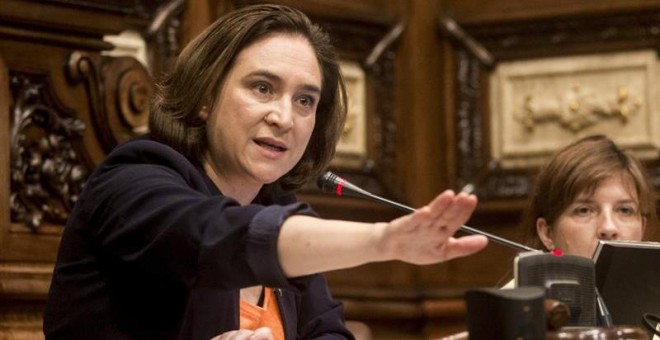 La alcaldesa de Barcelona, Ada Colau, interviene en el pleno del Ayuntamiento de Barcelona. - EFE