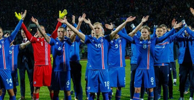 Jugadores de Islandia saludan al público después de ganar un partido ante Kosovo por la clasificación al Mundial de Rusia 2018. /EFE