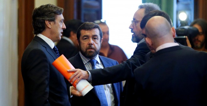 El portavoz del Grupo Popular en el Congreso de los Diputados, Rafael Hernando, conversa con Miguel Angel Rodriguez, y Juan Carlos Girauta, de Ciudadanos, tras la reunión de la Junta de Portavoces.EFE/Mariscal