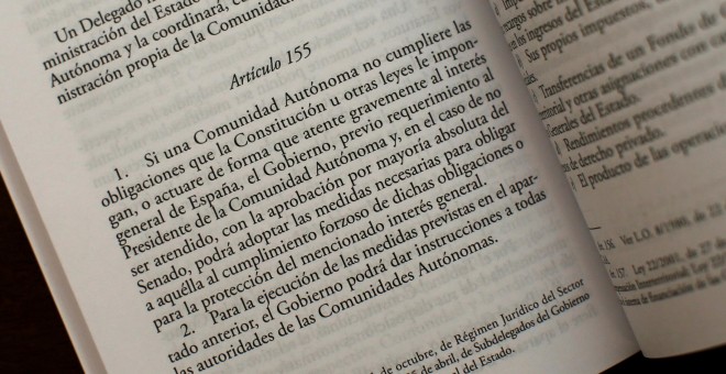 Ejemplar de la Constitución española abierto por el artículo 155. REUTERS