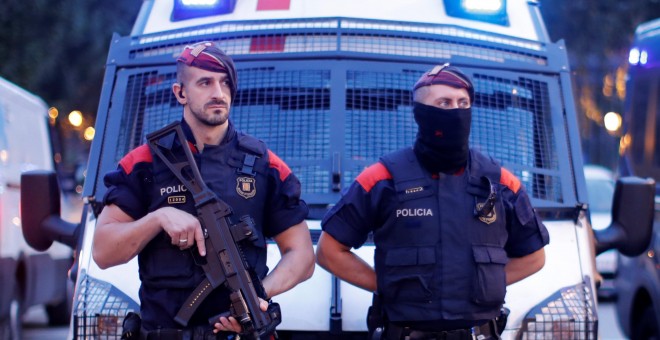 Agentes de los Mossos D'esquadra, cerca del Parlament catalán. REUTERS/Gonzalo Fuentes