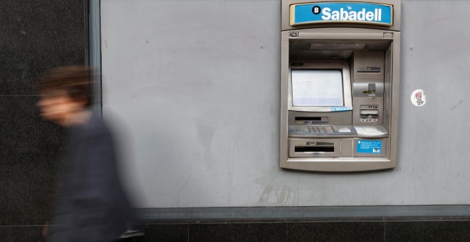 Una pegatina a favor del derecho a decidir junto a un cajero automático del Banco Sabadell en Barcelona. REUTERS/Yves Herman