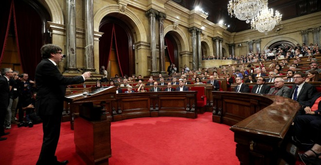 El presidente de la Generalitat, Carles Puigdemont, frente al Parlament catalán. / Reuters