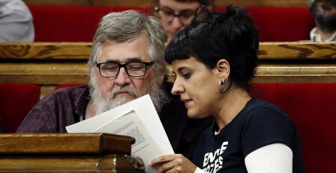 Los diputados de la CUP Anna Gabriel y Joan Garriga tras la declaración de Puigdemont hoy en el Parlament. EFE/Alberto Estévez