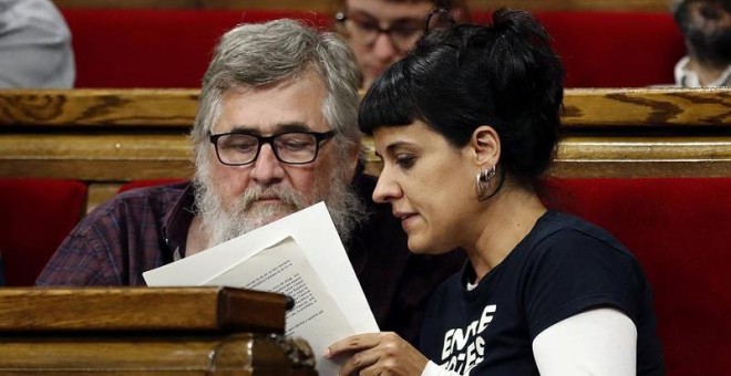 Los diputados de la CUP Anna Gabriel y Joan Garriga tras la declaración de Puigdemont hoy en el Parlament. EFE/Alberto Estévez