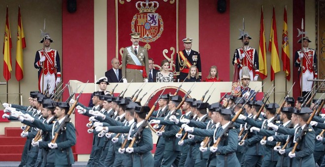 El rey Felipe VI, acompañado de su familia, presencia el paso de una unidad de la Guardia Civil durante el desfile militar del 12-O de 2016. JUANJO MARTÍN/EFE