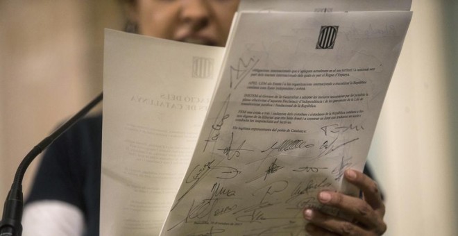 La diputada de la CUP Anna Gabriel lee el documento de Independencia firmado por los diputados de JXSi y la CUP después del pleno del Parlament celebrado esta tarde, en Barcelona. EFE/Quique García