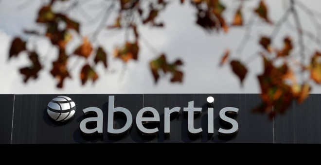 El logo de Abertis en su sede de Barcelona. REUTERS