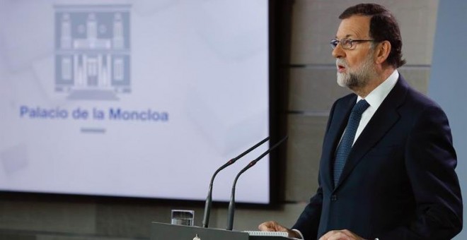 El presidente del Gobierno, Mariano Rajoy, durante su comparecencia ante los medios tras la reunión extraordinaria del Consejo de Ministros, celebrado hoy en el Palacio de La Moncloa que ha estudiado las medidas que sean necesarias tras la comparecencia d