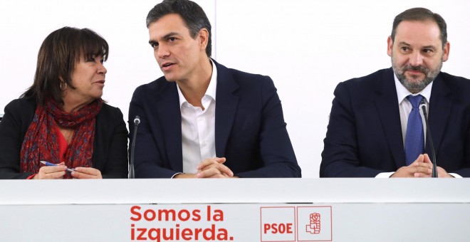 El secretario general del PSOE, Pedro Sánchez, junto a la presidenta del partido, Cristina Narbona, y el secretario de Organización, José Luis Ábalos, durante la reunión de la Comisión Ejecutiva Federal en la sede de Ferraz, para analizar la situación de