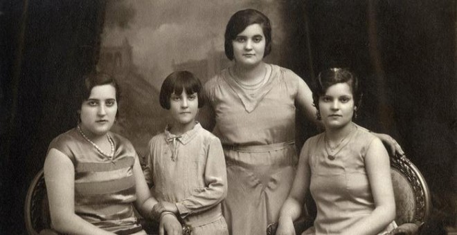 Pilar Duaygües junto a sus hermanas. Imágenes del archivo personal de la familia Duaygües incluidas en el libro 'Querido diario: hoy ha empezado la guerra'.
