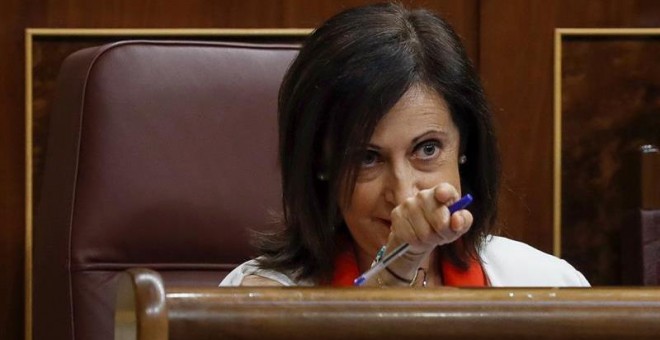 La portavoz socialista, Margarita Robles, durante su intervención en la sesión de control al Gobierno, esta mañana en el Congreso de los Diputados. EFE/ Emilio Naranjo