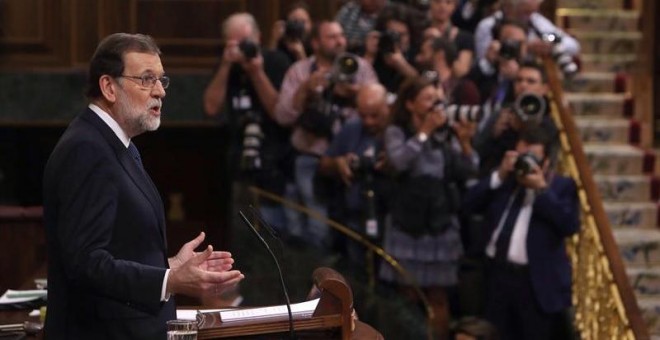 El presidente del Gobierno, Mariano Rajoy, comparece ante el pleno del Congreso para explicar la posición del Ejecutivo ante el desafío independentista en Catalunya. EFE/Kiko Huesca