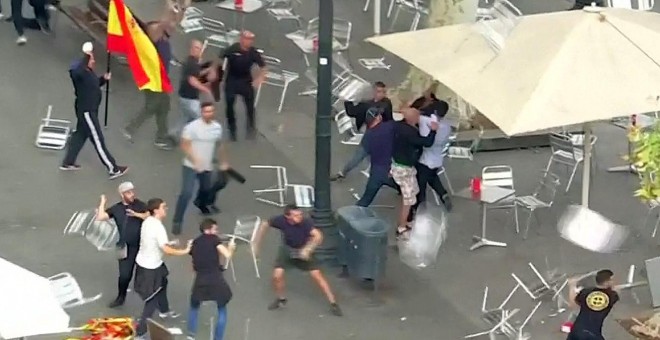 Pelea entre grpos ultras en la terraza del Bar Zurich, en la Plaza de Catalunya de Barcelona. REUTERS