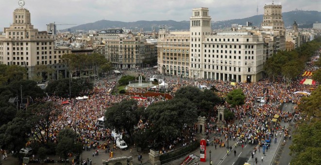 Vista de la manifestación en la Plaza de Catalunya de  Barcelona, convocada por Societat Civil Catalana, Espanya i Catalans y otras entidades contrarias a la independencia con motivo del Día de la Fiesta Nacional. EFE/Andreu Dalmau